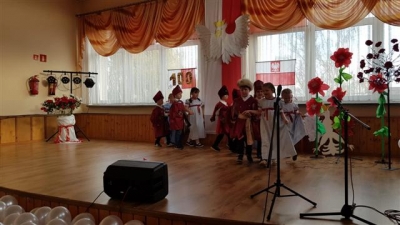 Przegląd tańca i piosenki patriotyczne.