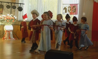 Przegląd tańca i piosenki patriotyczne.