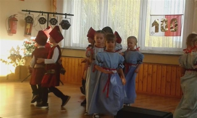 Przegląd tańca i piosenki patriotyczne.