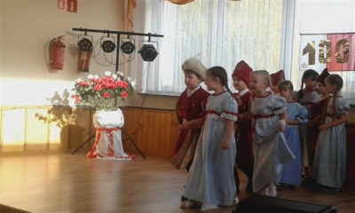 Przegląd tańca i piosenki patriotyczne.
