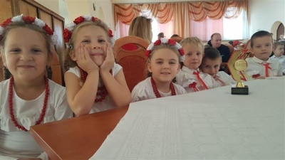Przegląd tańca i piosenki patriotyczne.